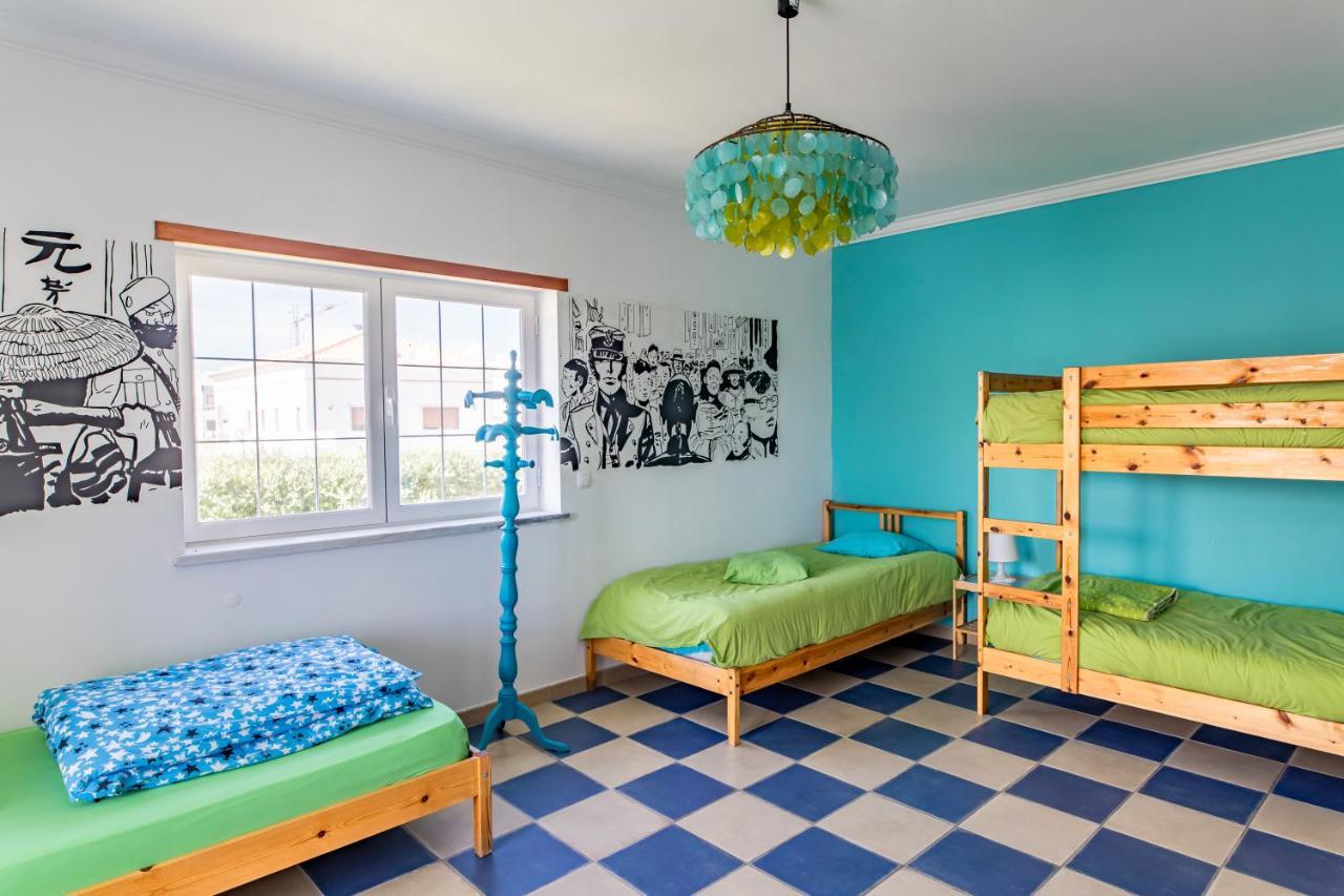 Cama num Dormitório Misto com 4 Camas