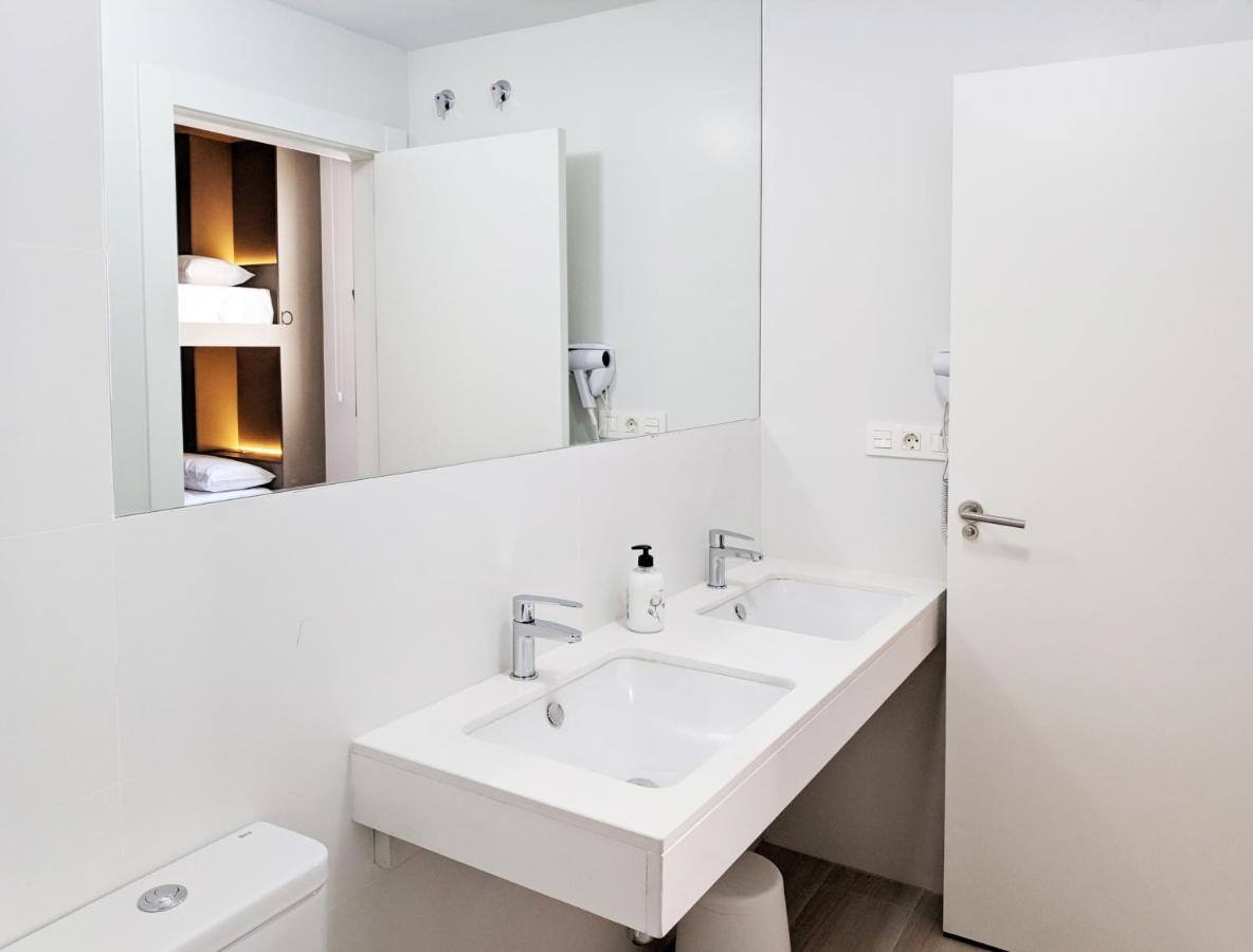 Cama en habitación compartida femenina de 6 camas