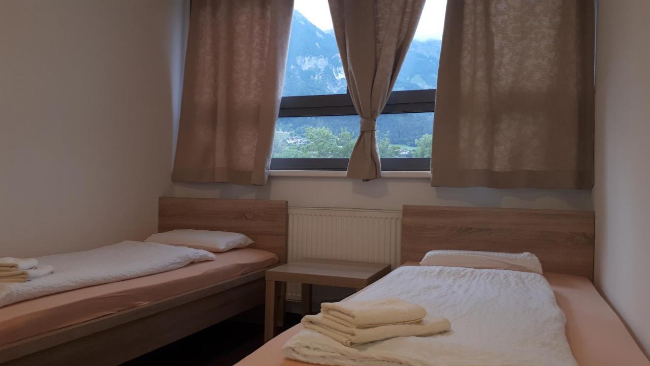 Tweepersoonskamer met 2 Aparte Bedden en Eigen Badkamer