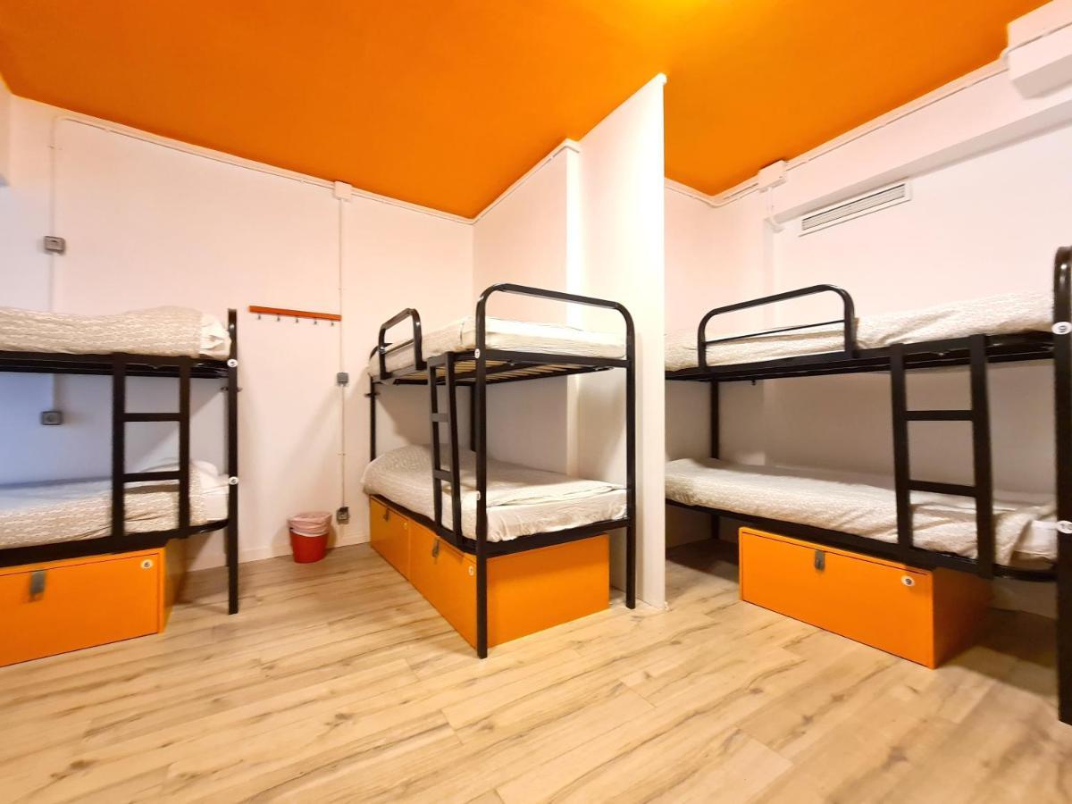 Lit Simple dans Dortoir Mixte