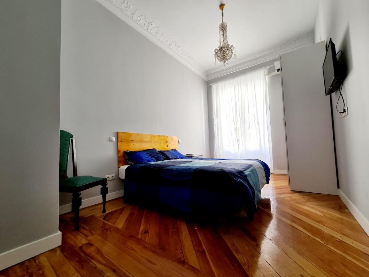 Quarto Triplo Básico com Casa de Banho Partilhada