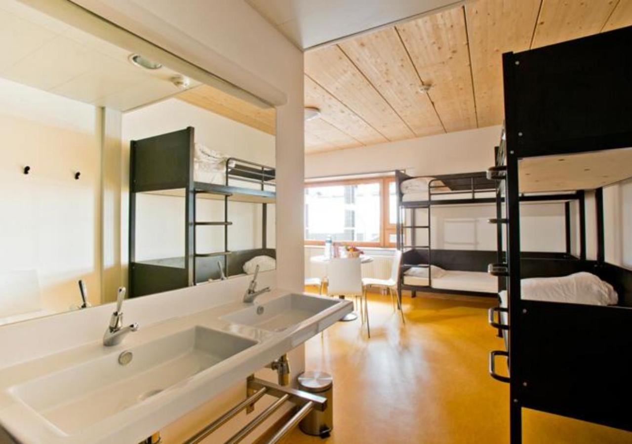 Room for 6 People Ensuite Shower – Shared Toilets