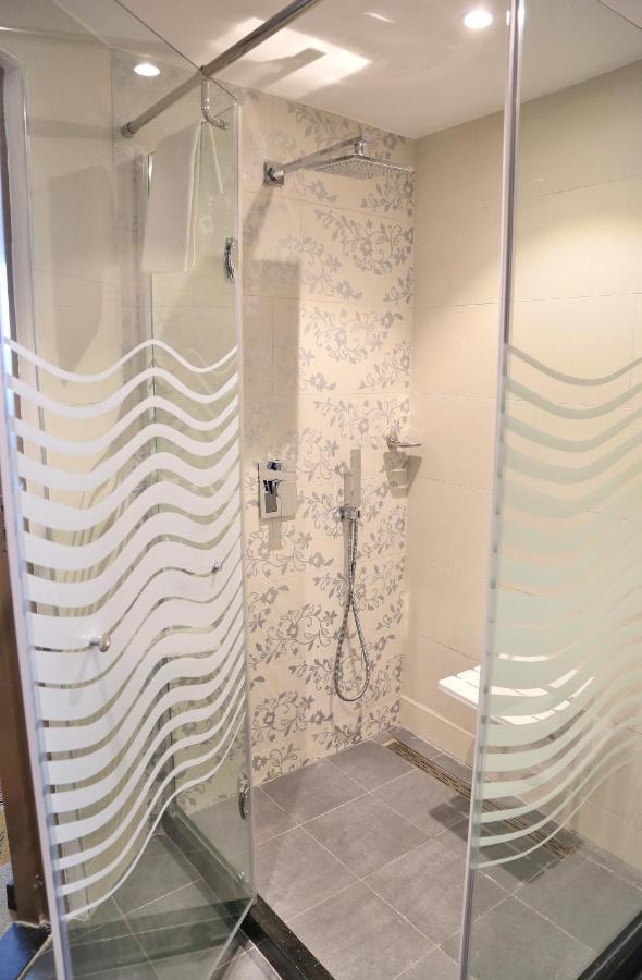 Deluxe Room,1403724281:JPEG