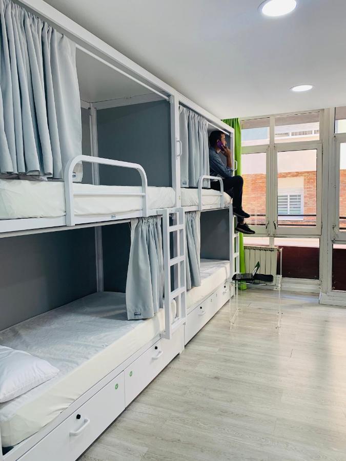 Lit Simple dans Dortoir Mixte de 12 Lits
