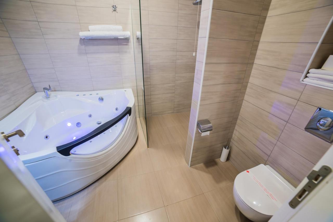 King Suite Spa Bath