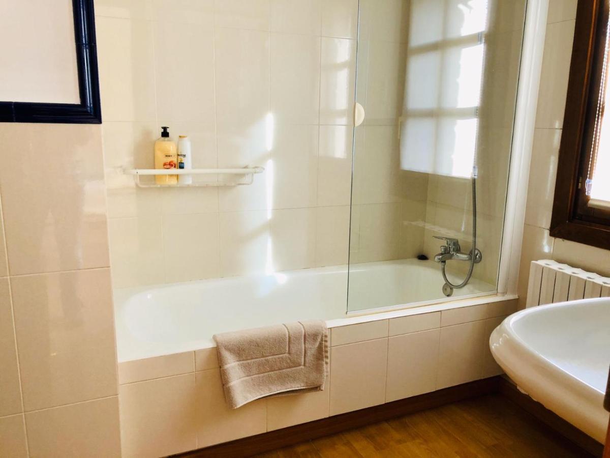 Three-Bedroom House,1041570139:JPEG