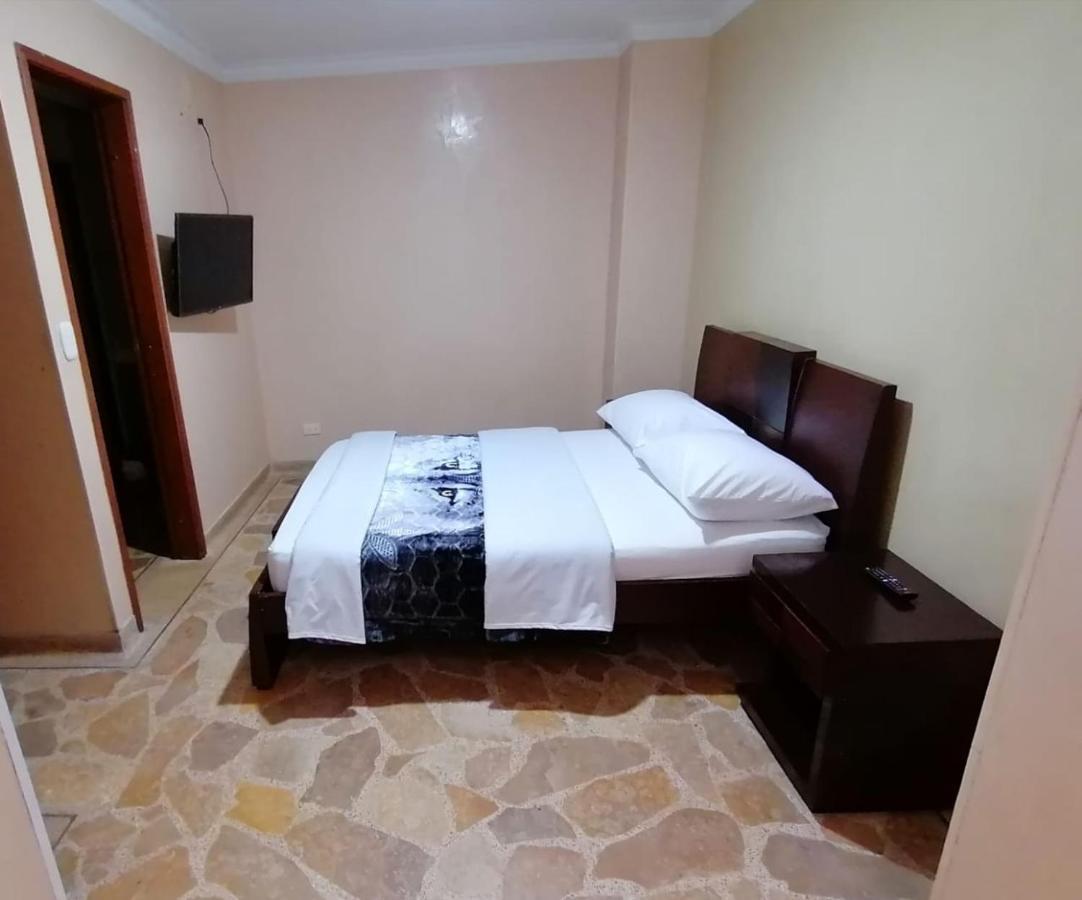 Habitación con cama grande