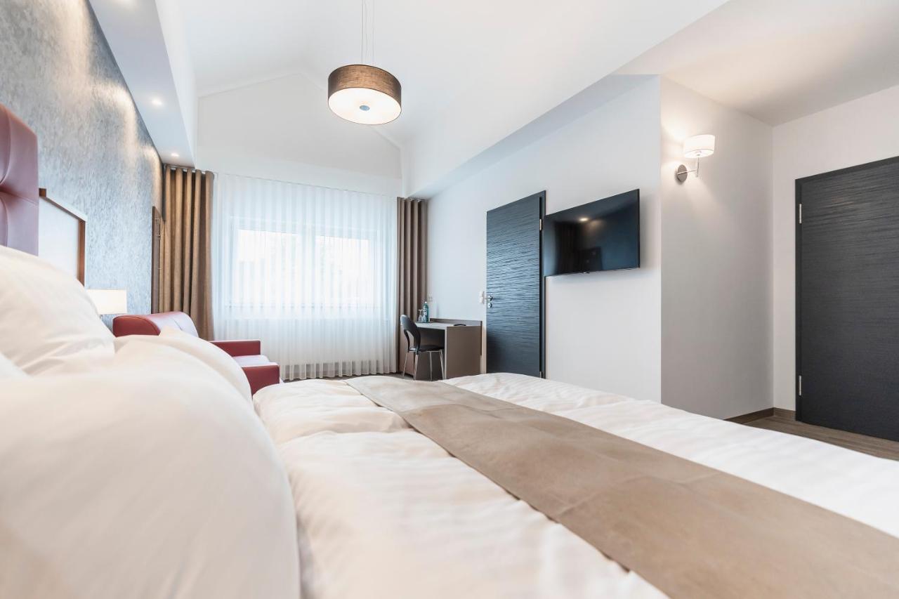 Deluxe Double Room Shower