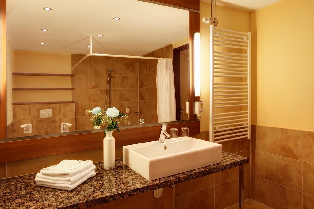 Superior Double Room with Partial Lake View,925789027:JPEG