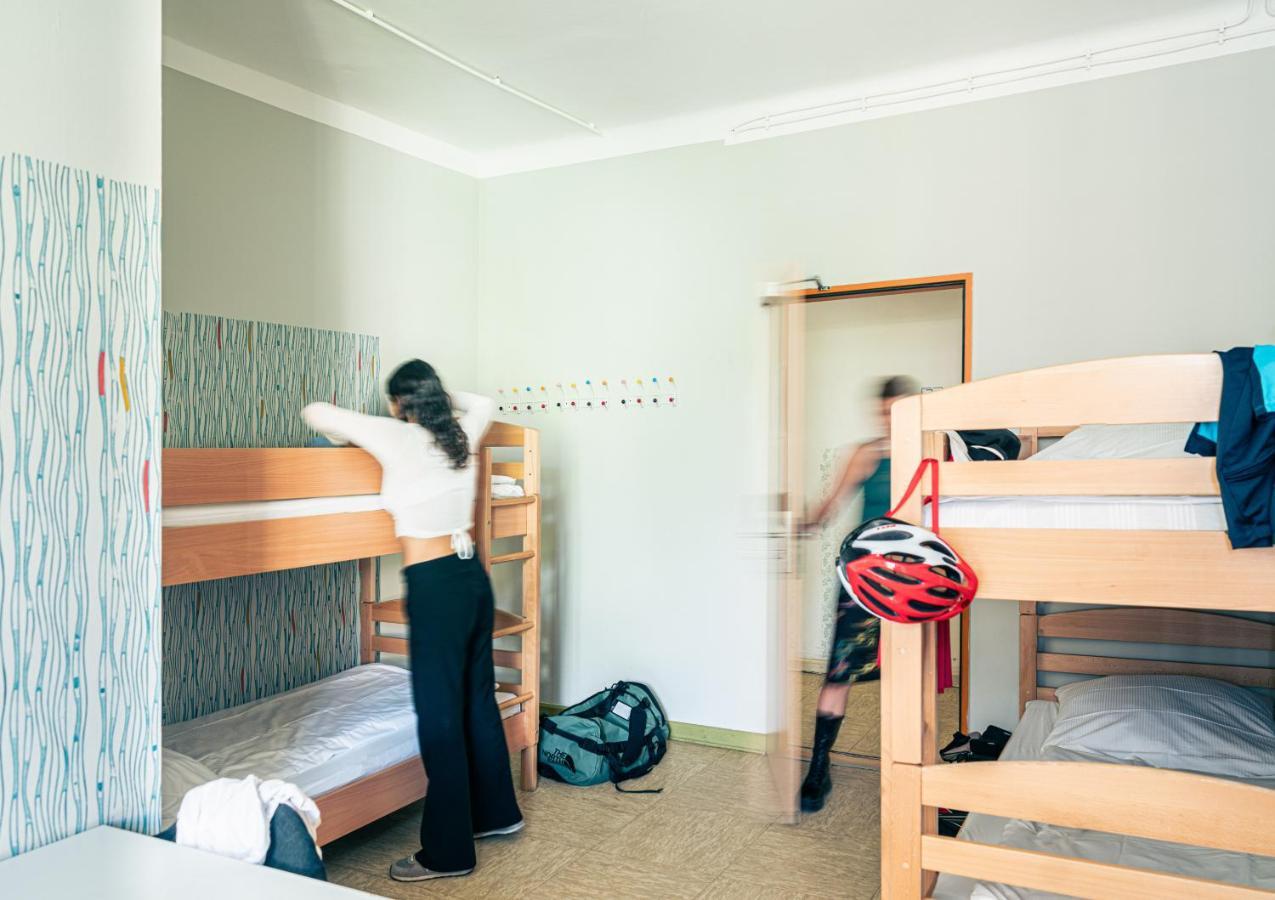 Eenpersoonsbed in een Vrouwenslaapzaal met 6 Bedden. Inclusief het Gebruik van een Gedeelde Badkamer