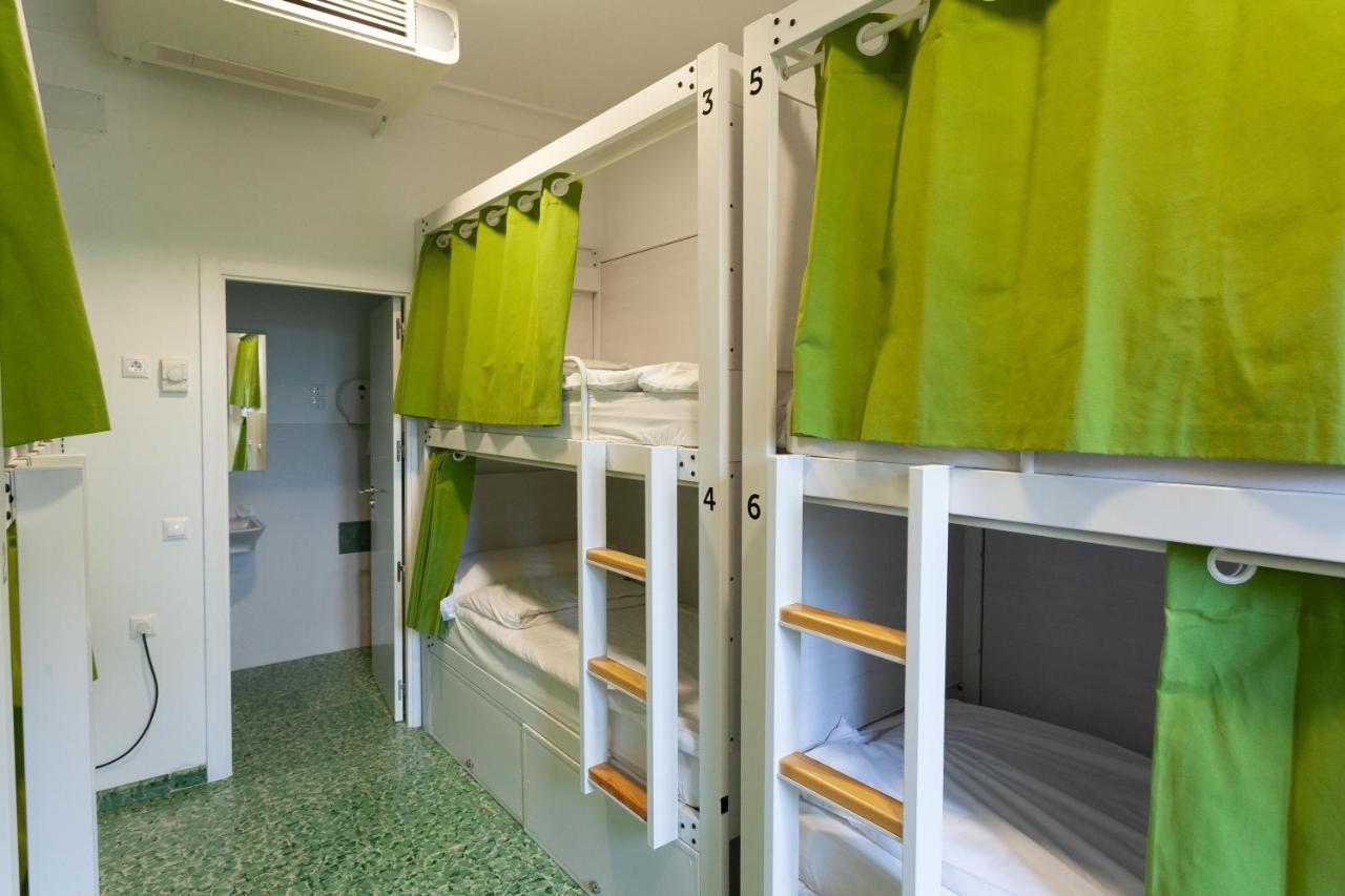 Cama en habitación compartida de 6 camas