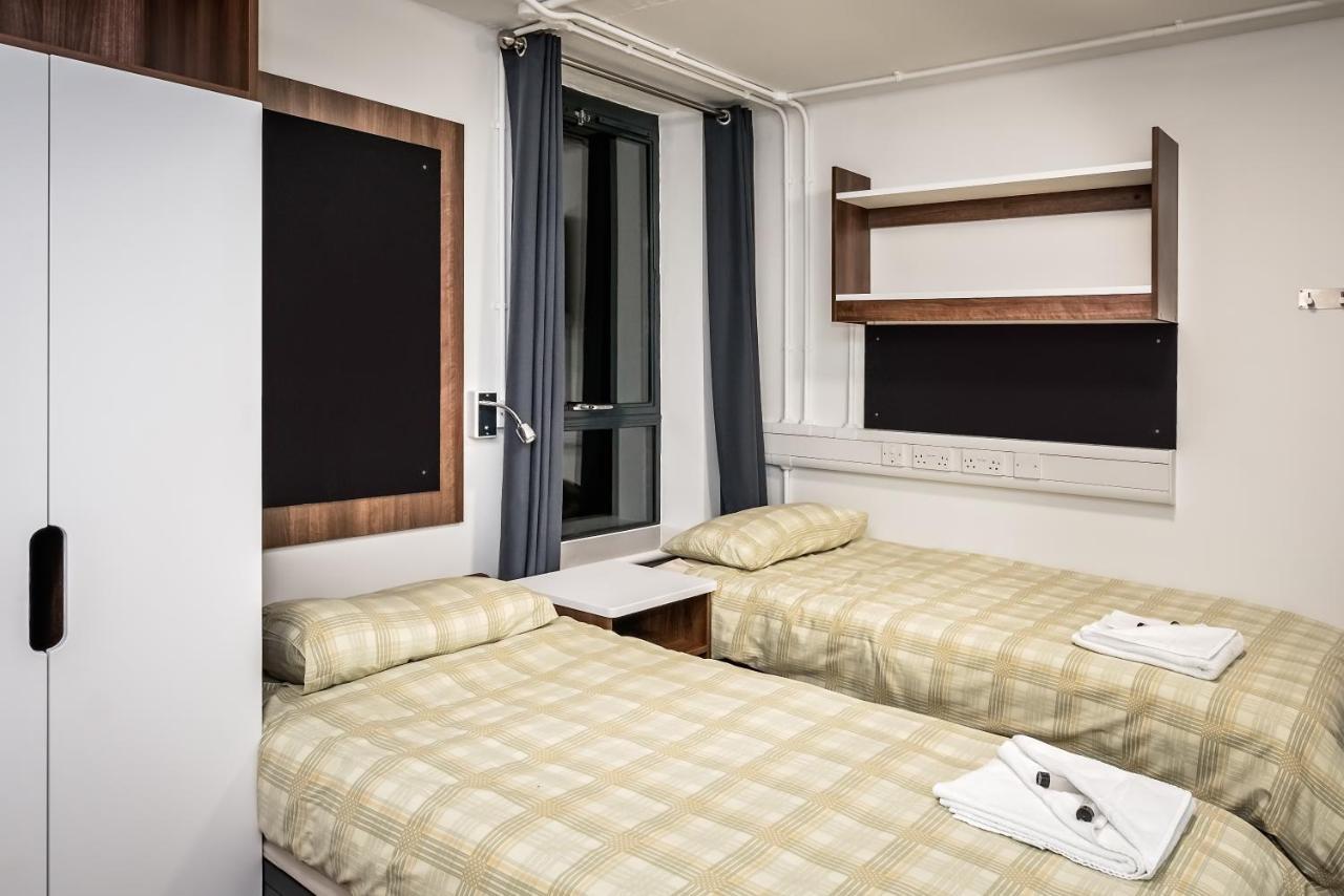 Deze driepersoonskamer heeft een gedeelde badkamer.
