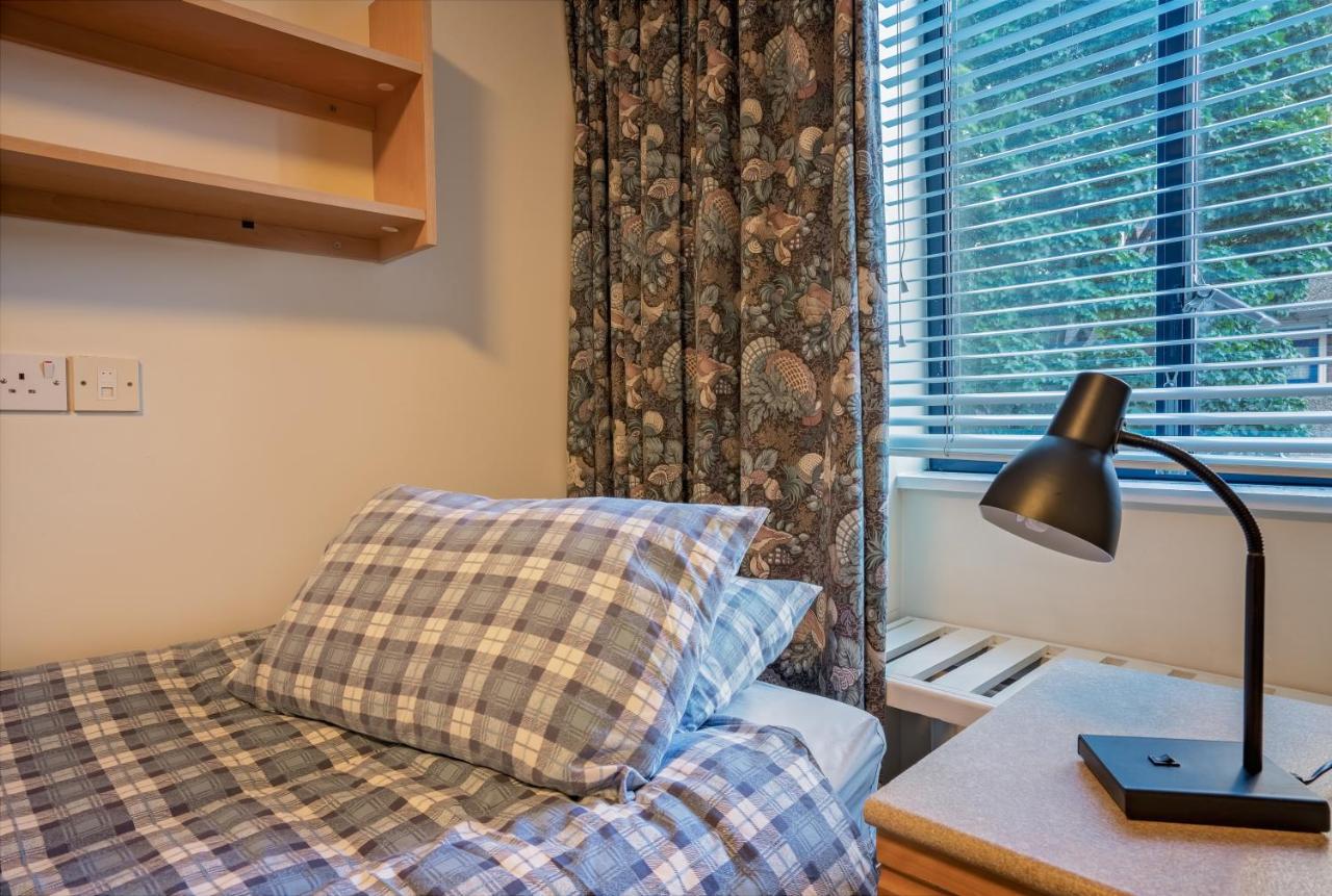 Basic Tweepersoonskamer met 2 Aparte Bedden en Eigen Badkamer