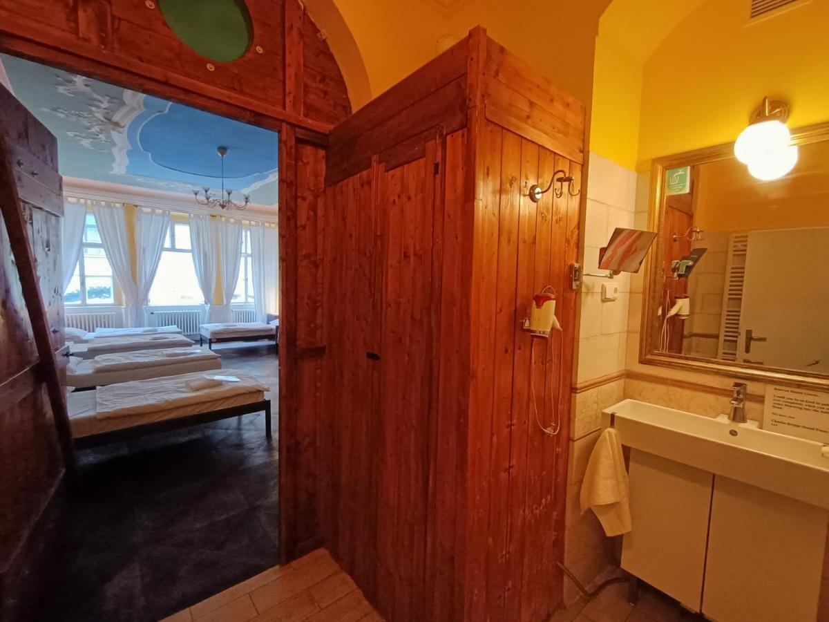 Einzelbett im Frauenschlafsaal
