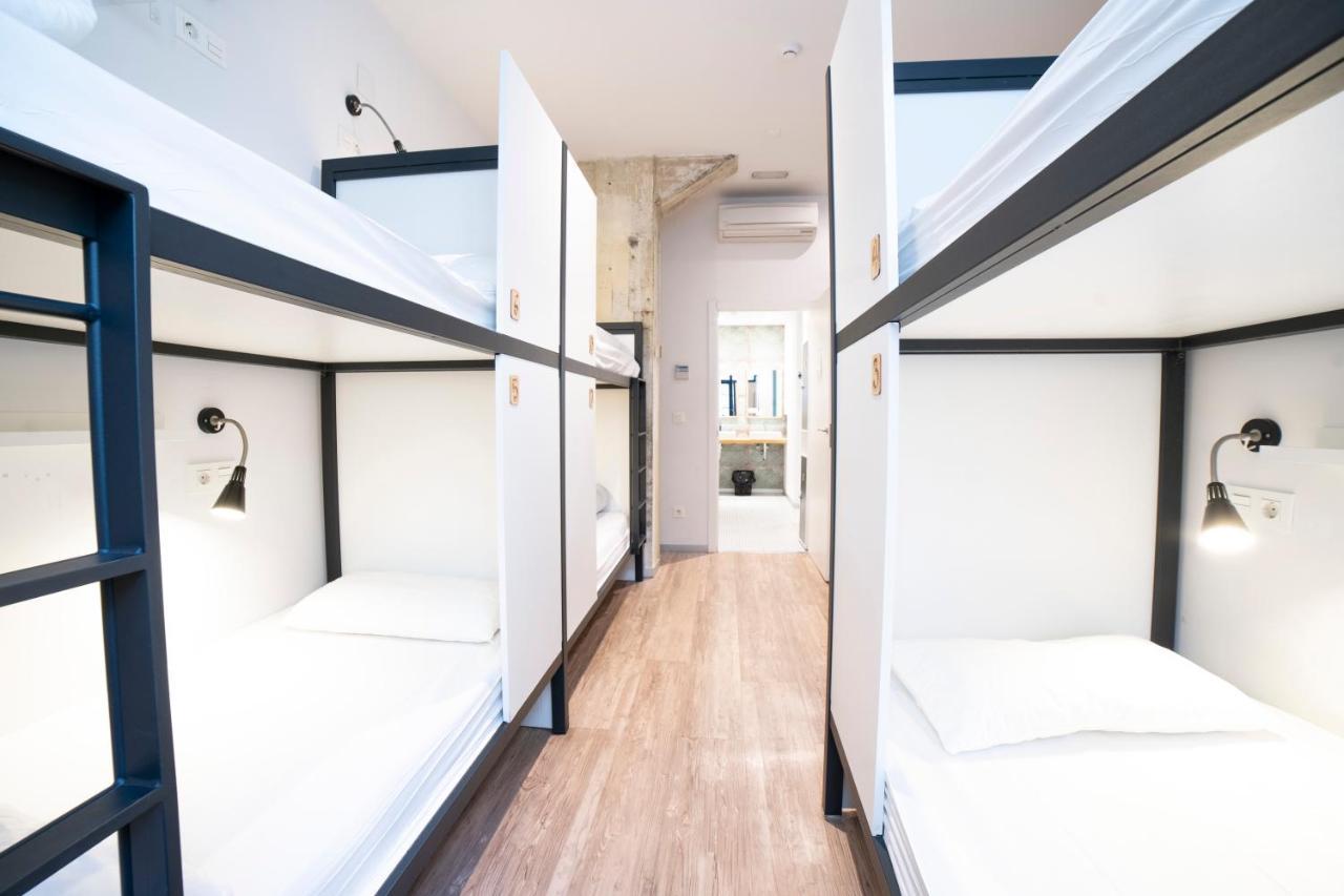 Cama en dormitorio compartido de 8 camas con baño privado
