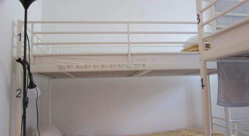 Cama num Dormitório Misto com 4 Camas