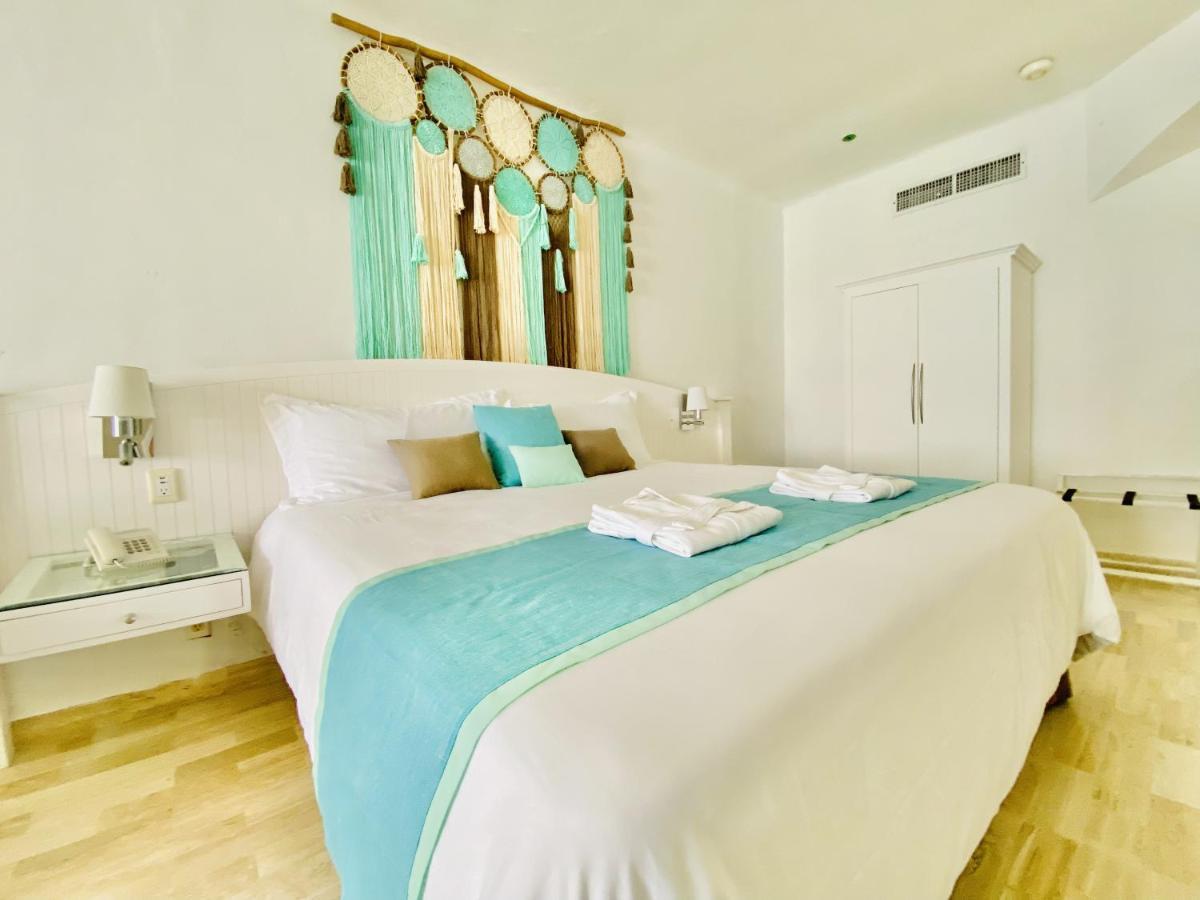 Zimmer mit Kingsize-Bett und Meerblick