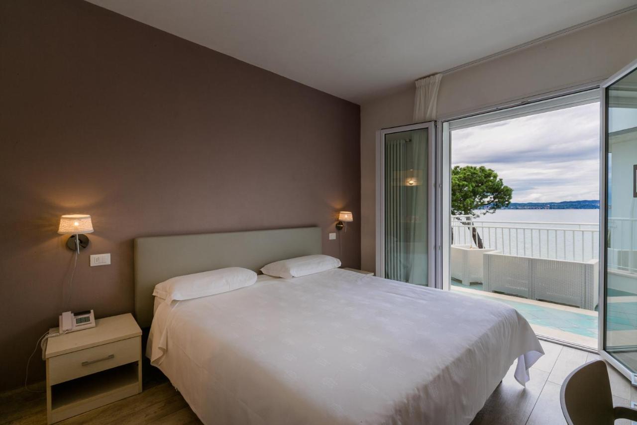 Superior Double Room Balcony Facing Lake