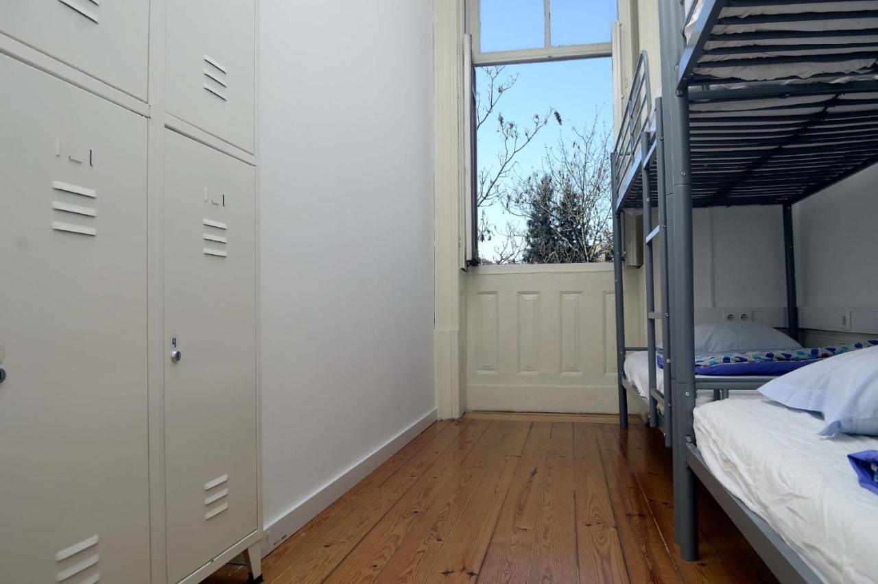 Cama en habitación compartida con 4 camas