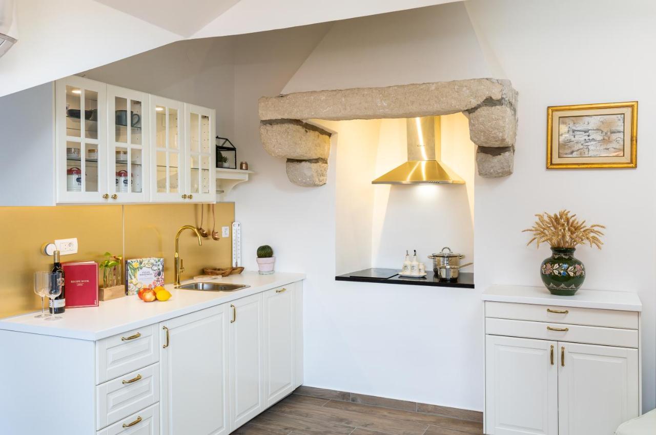 Studio Apartment Top Floor with Old Town View (address: Zamanjina 12),1202959972:JPEG