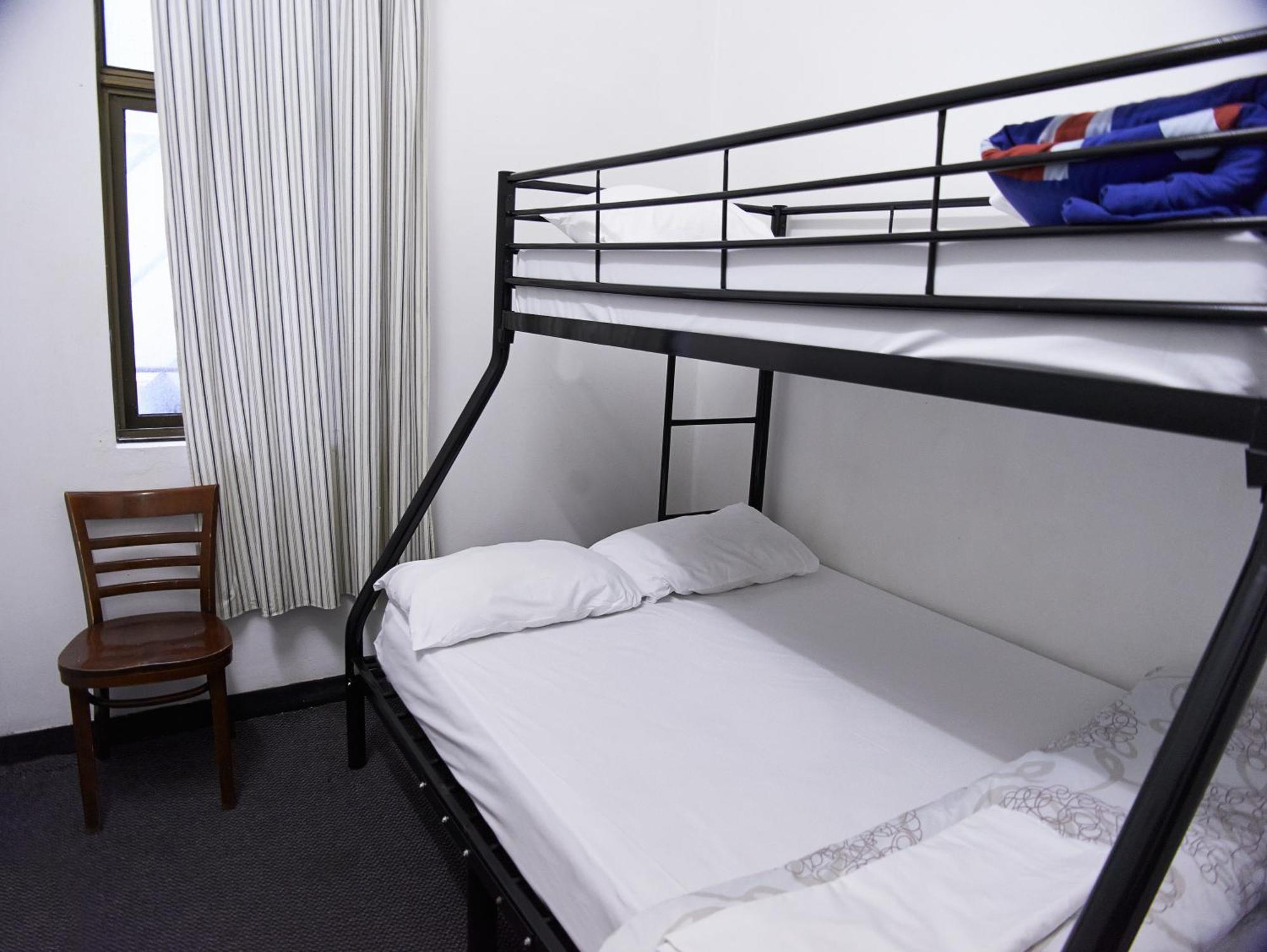 Dreibettzimmer mit Gemeinschaftsbad