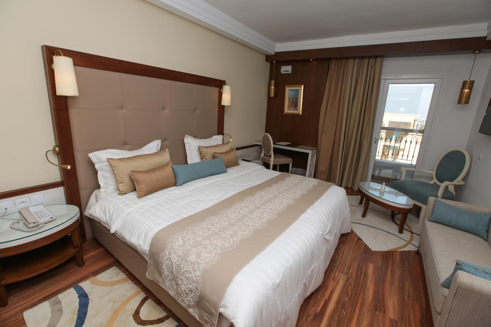 Doppelzimmer mit Balkon und Stadtblick
