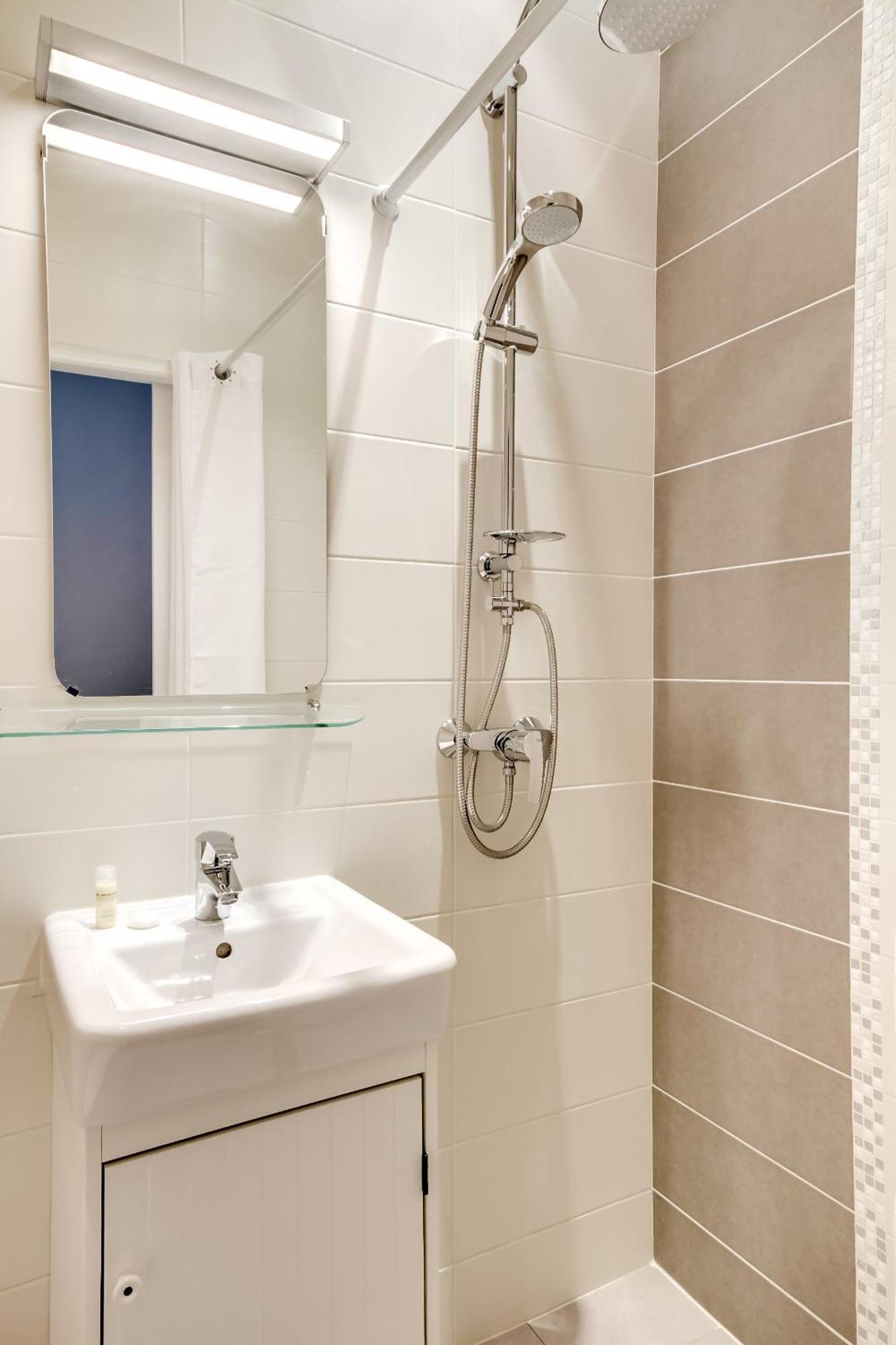 Single Room with Shower (with air conditionned)