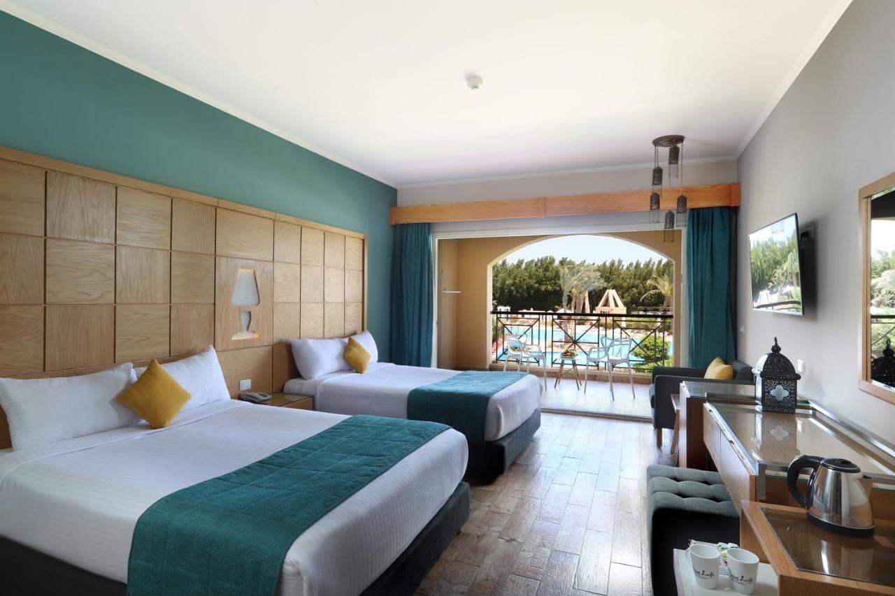 Chambre Triple - Vue sur la Piscine