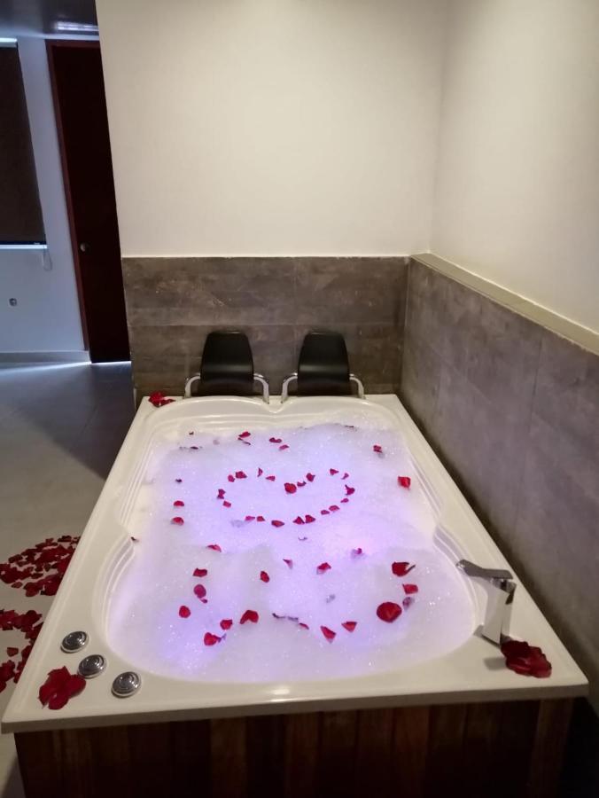 Deluxe Suite Spa Bath