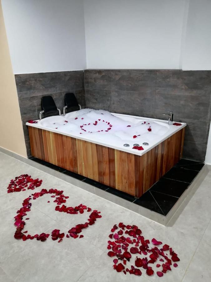 Deluxe Suite Spa Bath