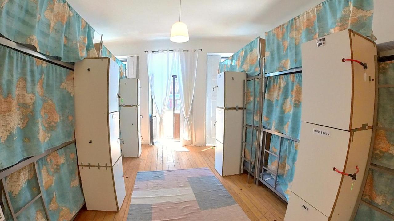 Cama em Dormitório Misto com 12 Camas