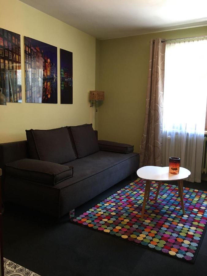 Zimmer mit Kingsize-Bett und Balkon