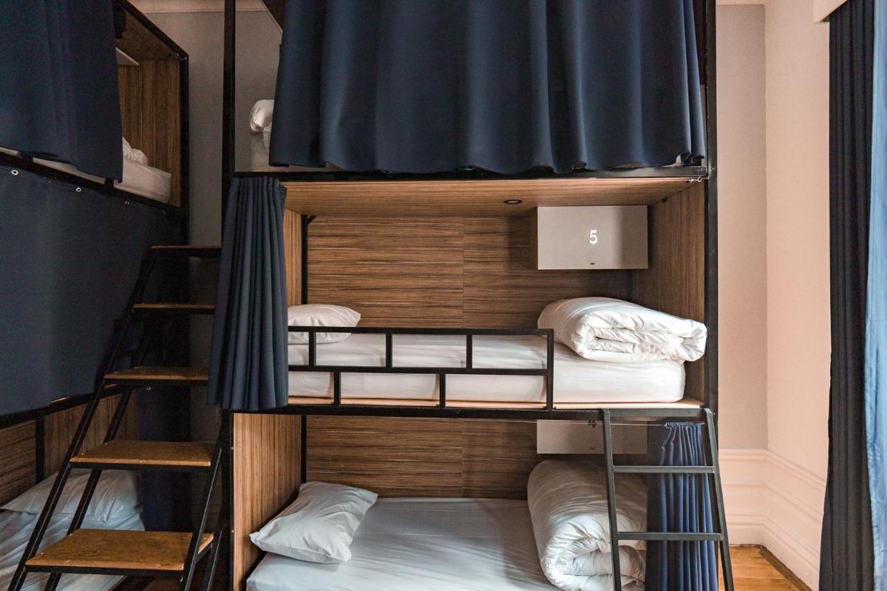Cama num Dormitório Misto com 8 Camas