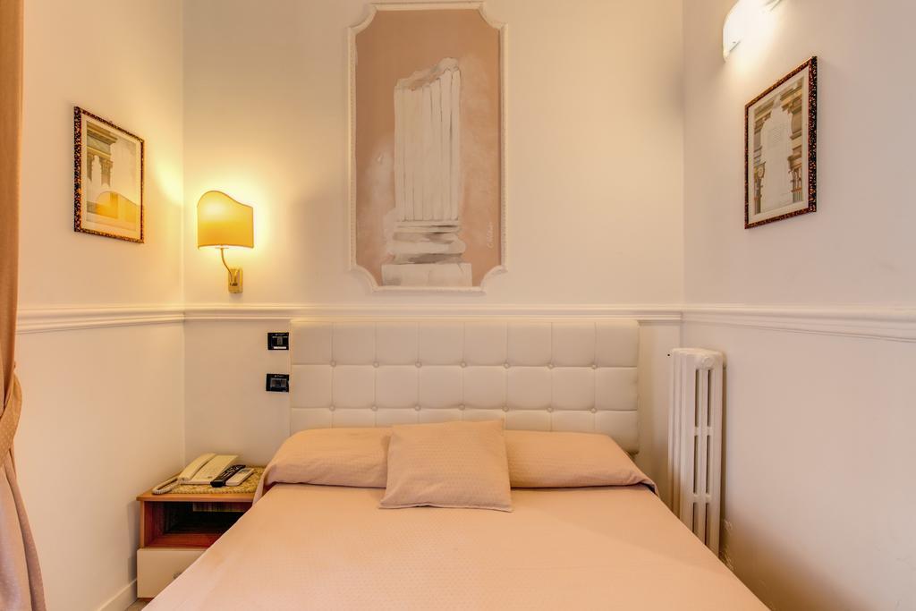 Kleines Doppelzimmer mit schmalem Doppelbett