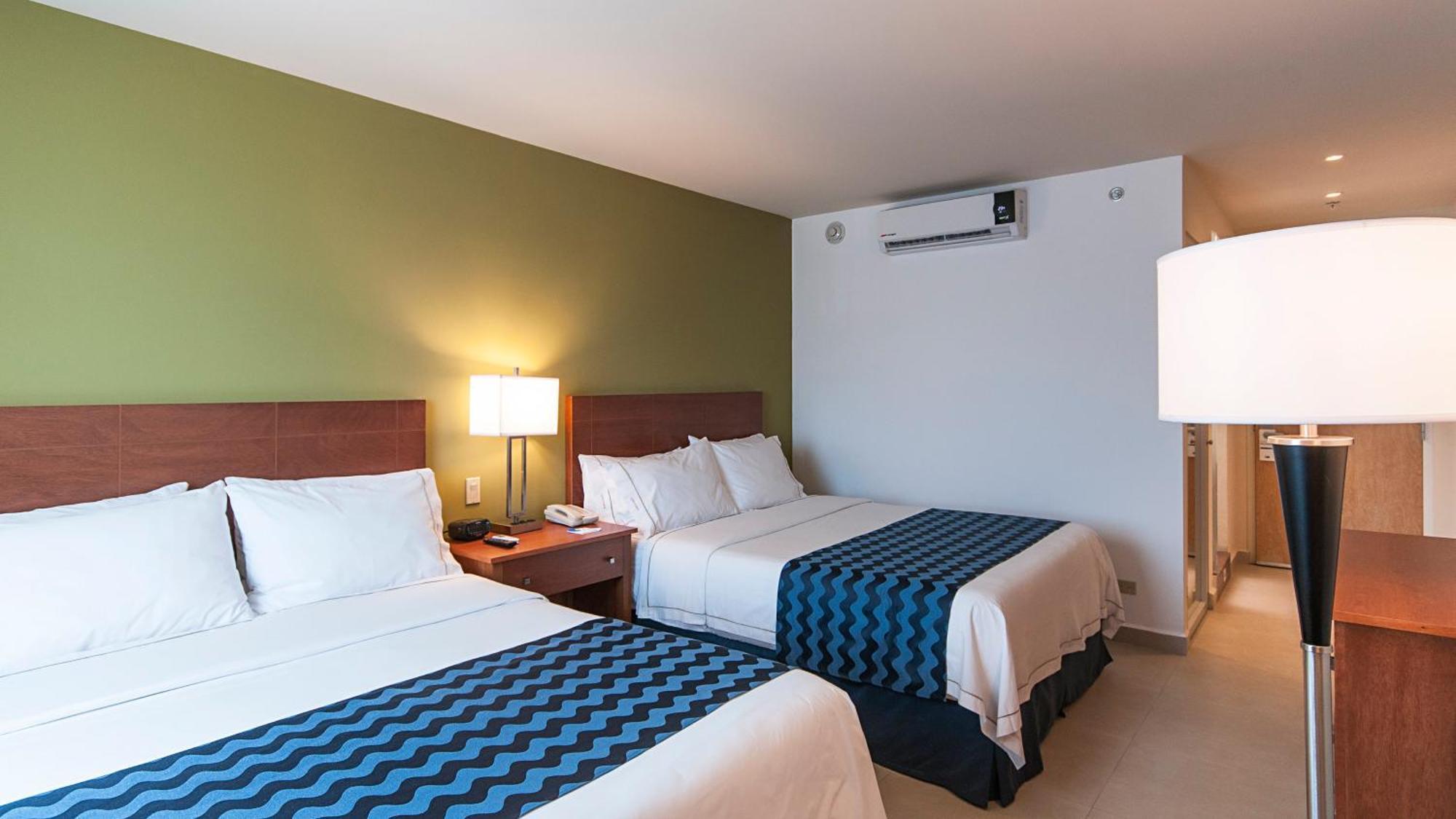 Standard Queen Room with Two Queen Beds and Sea View,1437050668:JPEG