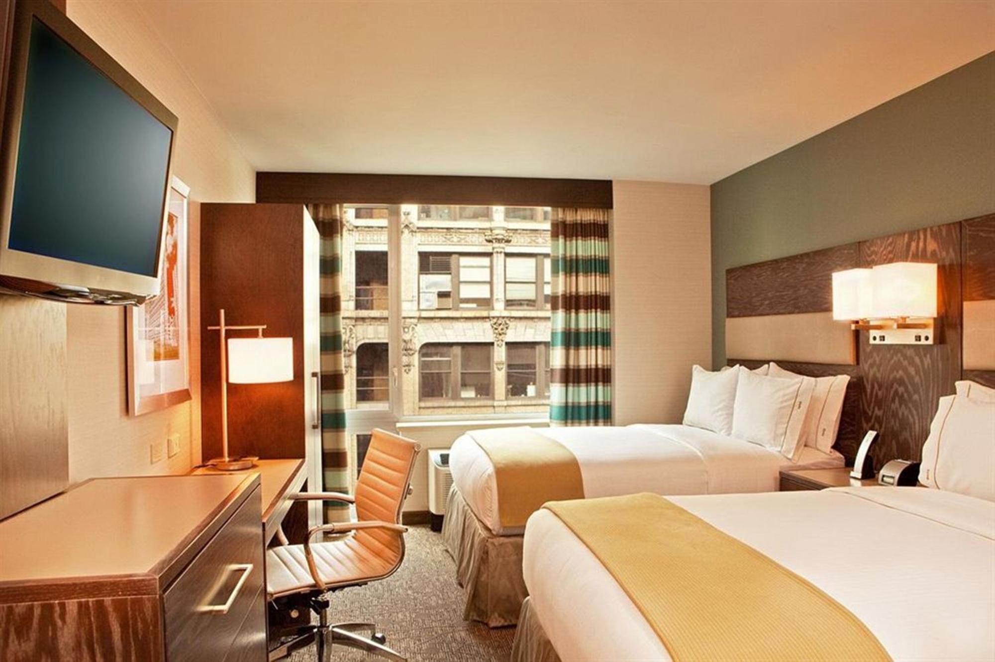 Standard Doppelzimmer mit 2 Doppelbetten und Stadtblick