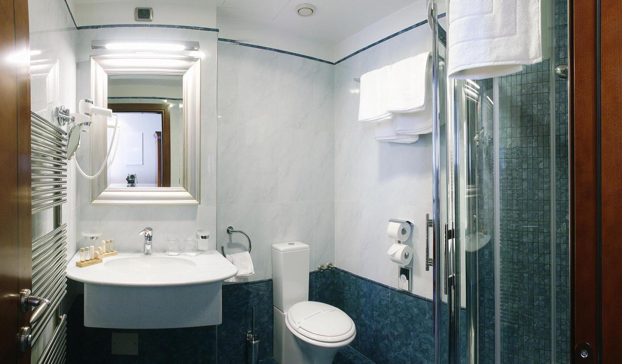 Queen Room (1 Adult)