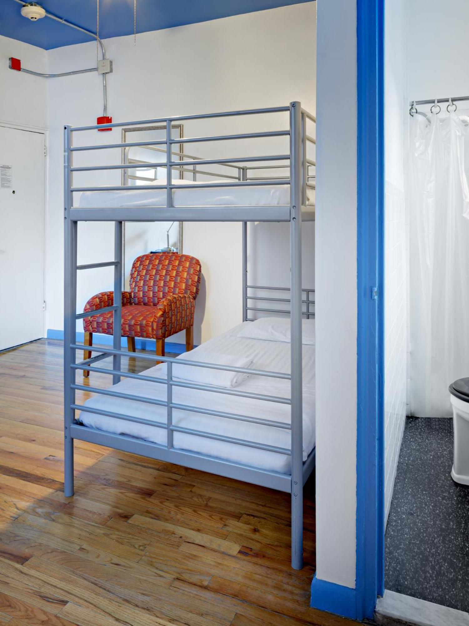 Cama Individual em Dormitório com 2 Camas e Casa de Banho Privativa