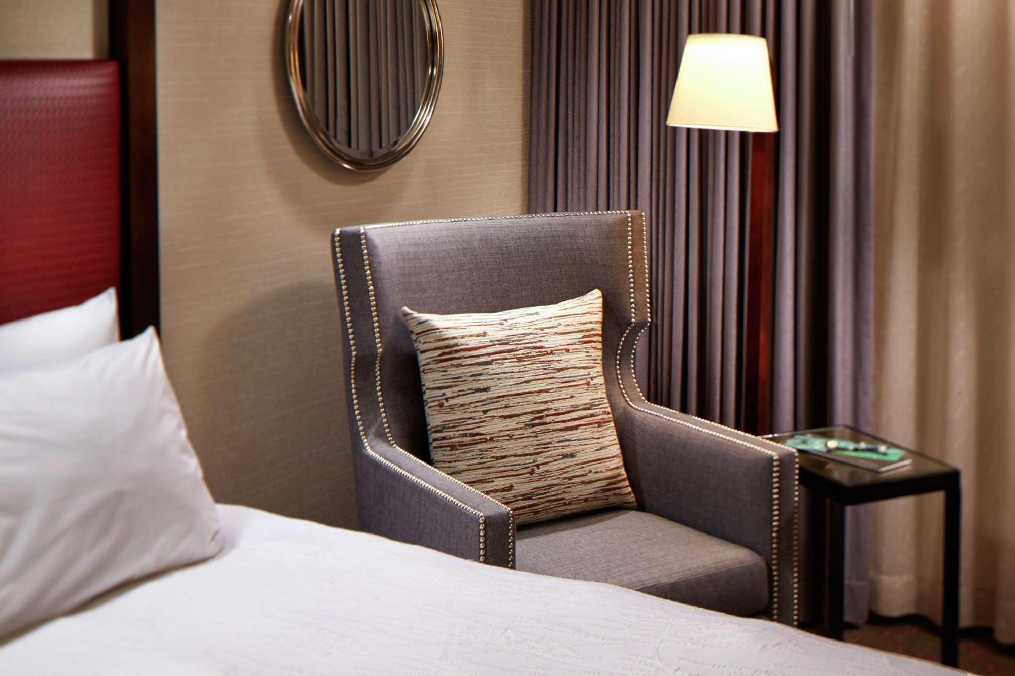 Habitación con cama extragrande y sofá cama