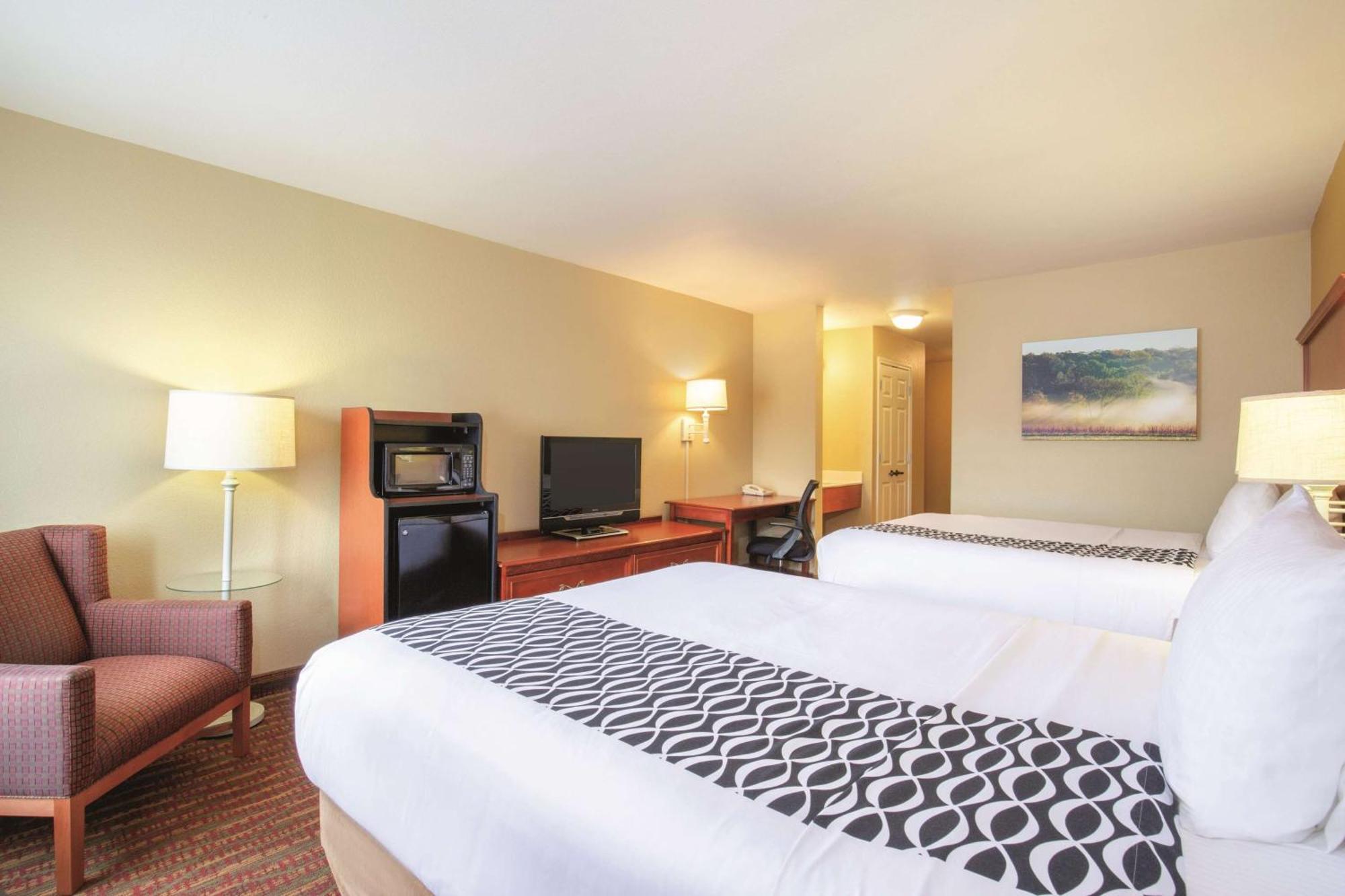 Queen Room with Two Queen Beds and Bath Tub with Grab Bars - Mobility Accessible/Non-Smoking