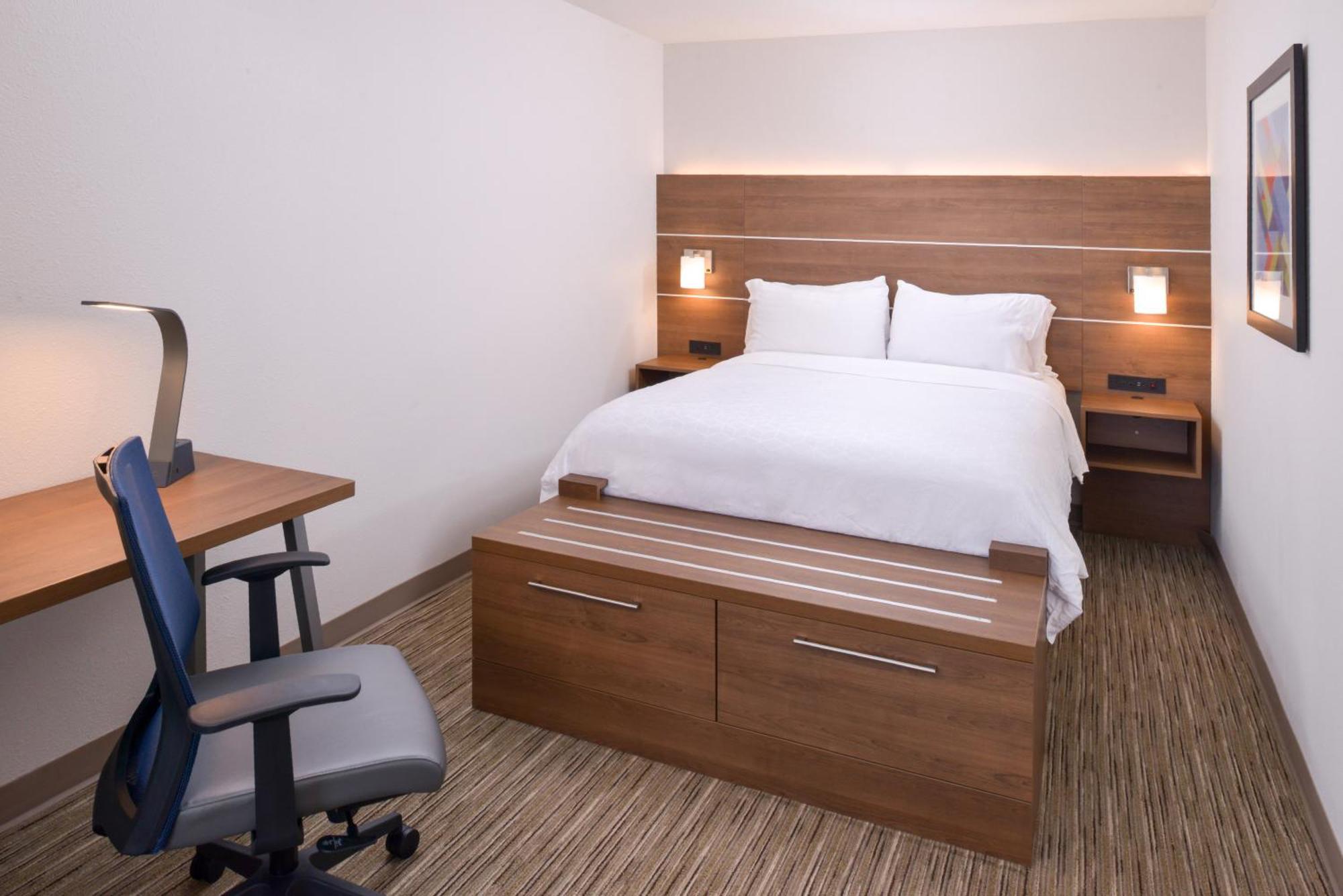Two-Bedroom Suite with Three Queen Beds,1450917745:JPEG