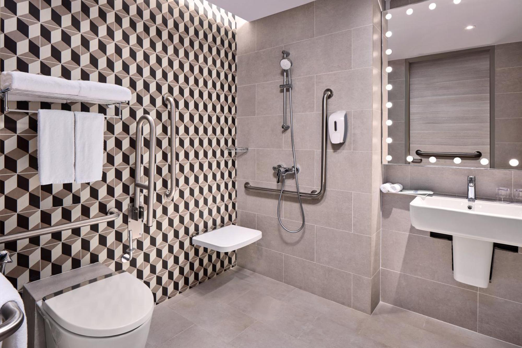 Standard Queen Room - Accessible with Free Breakfast