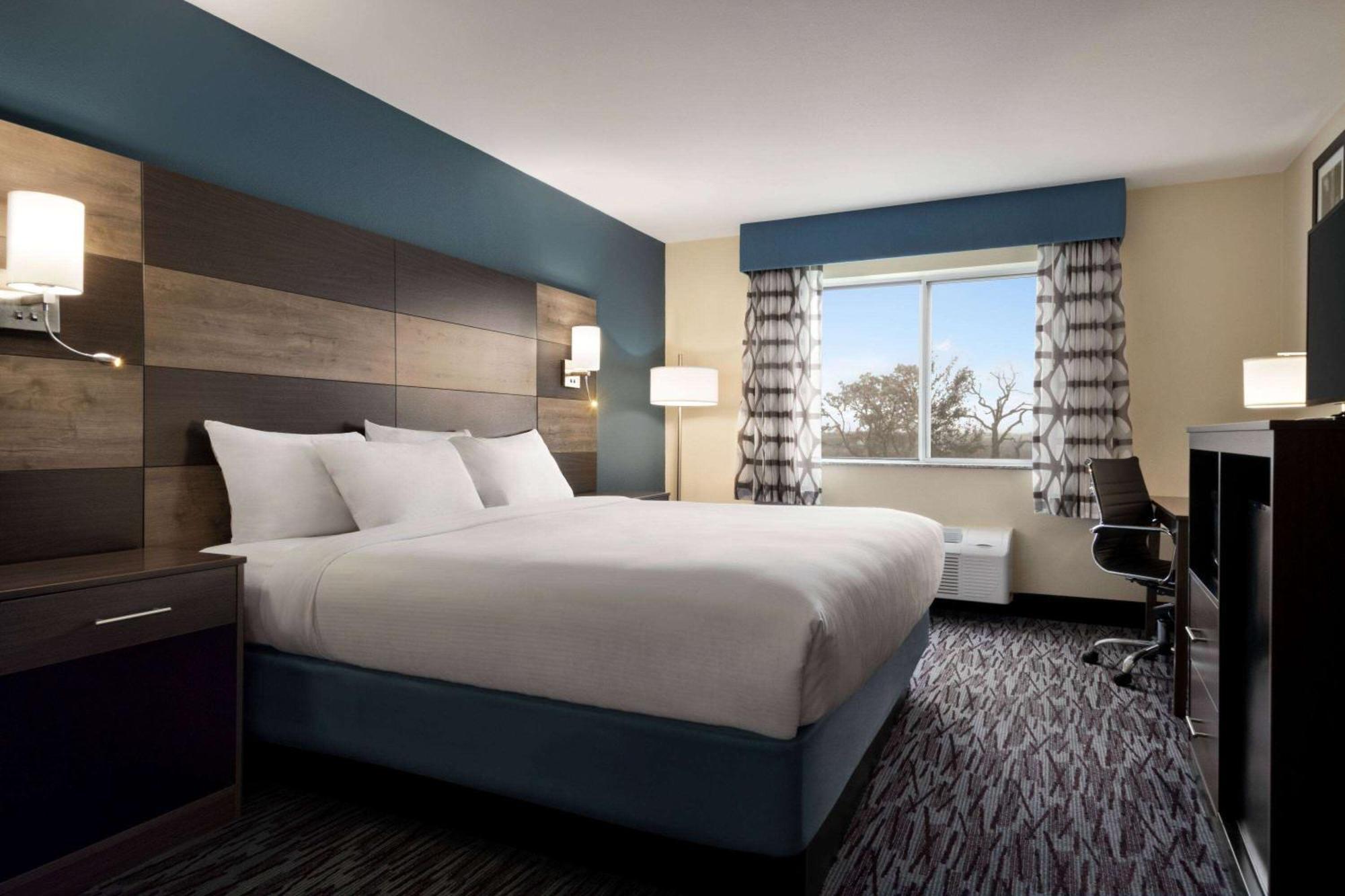 King Room with Bath Tub - Mobility Accessible/Non-Smoking