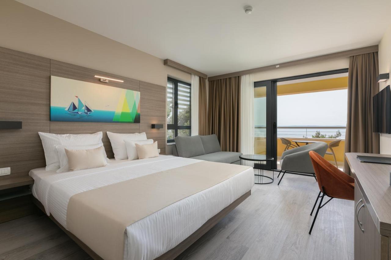 Deluxe Double Room with Balcony and Sea View,1299125878:JPEG