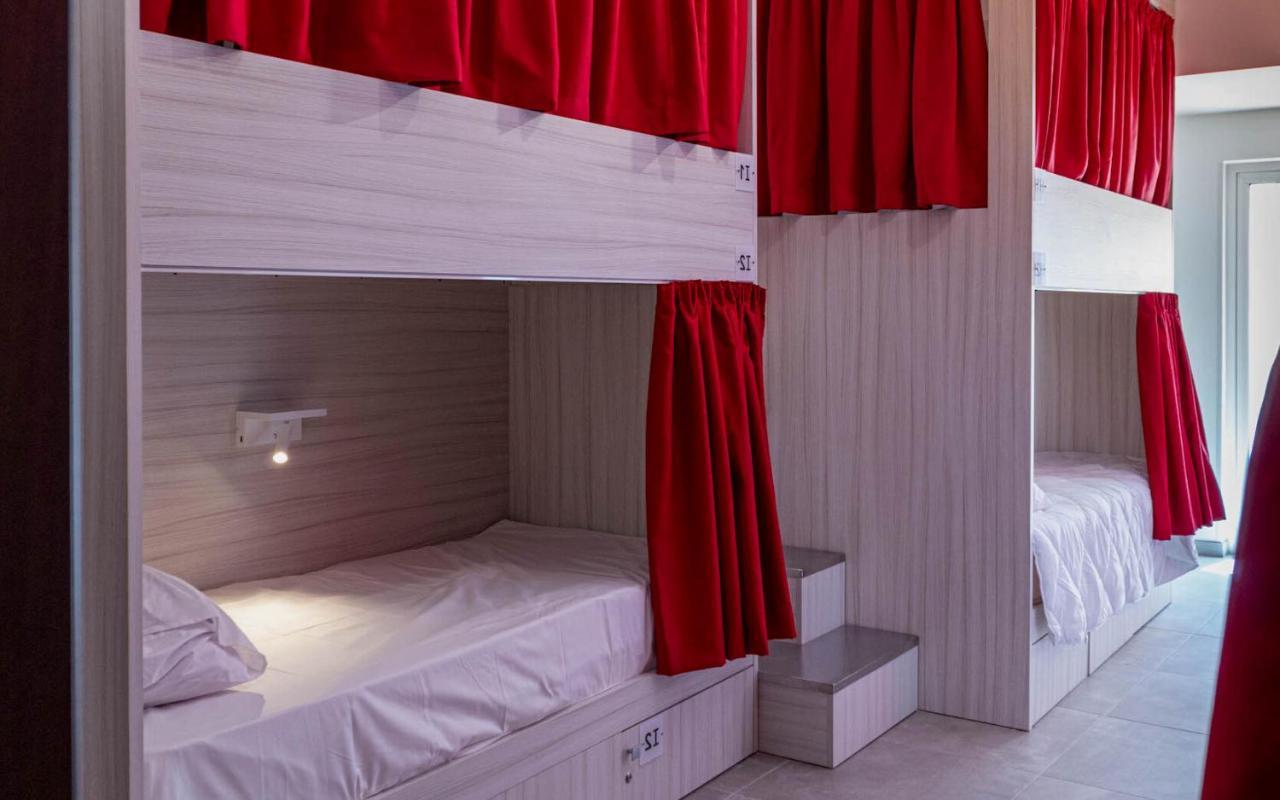 Posto letto in dormitorio misto con 7 letti, balcone e vista sul cortile interno