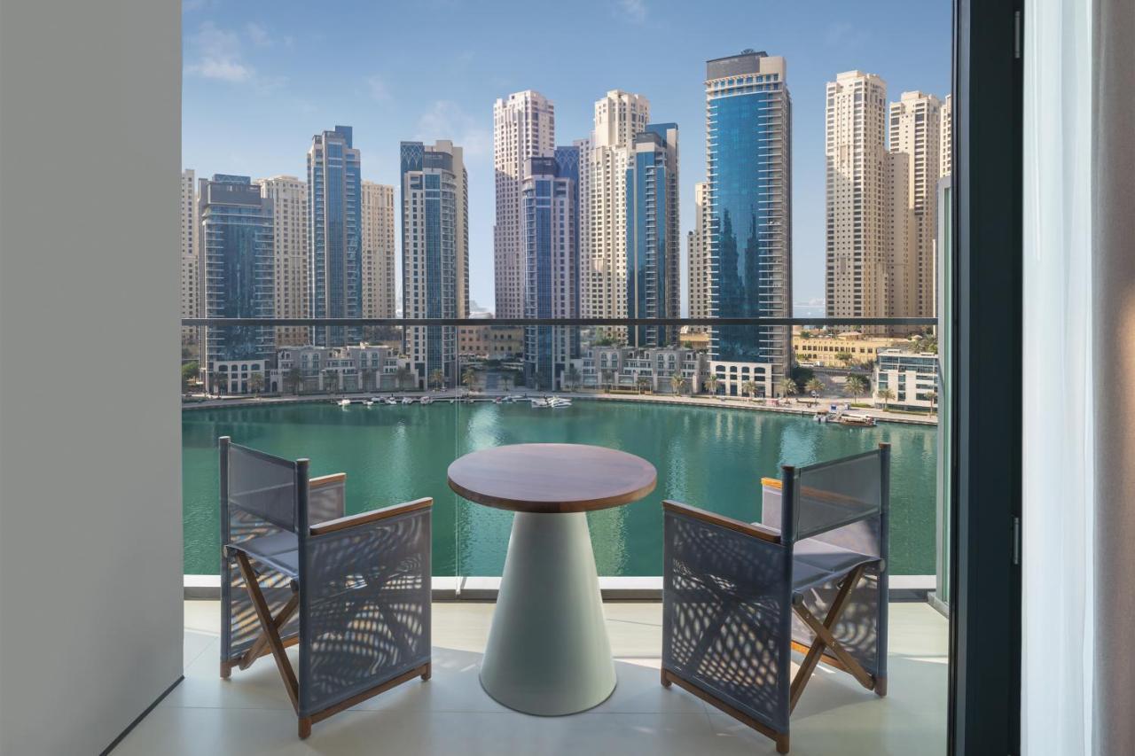 Chambre Lit King-Size Deluxe avec Balcon Privé - Vue sur Port de Plaisance