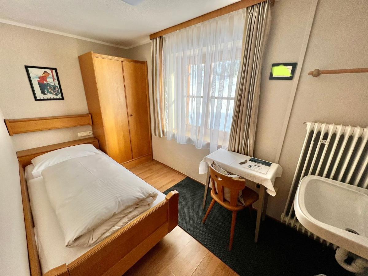 Single Room with Shared Bathroom,1328483591:JPEG
