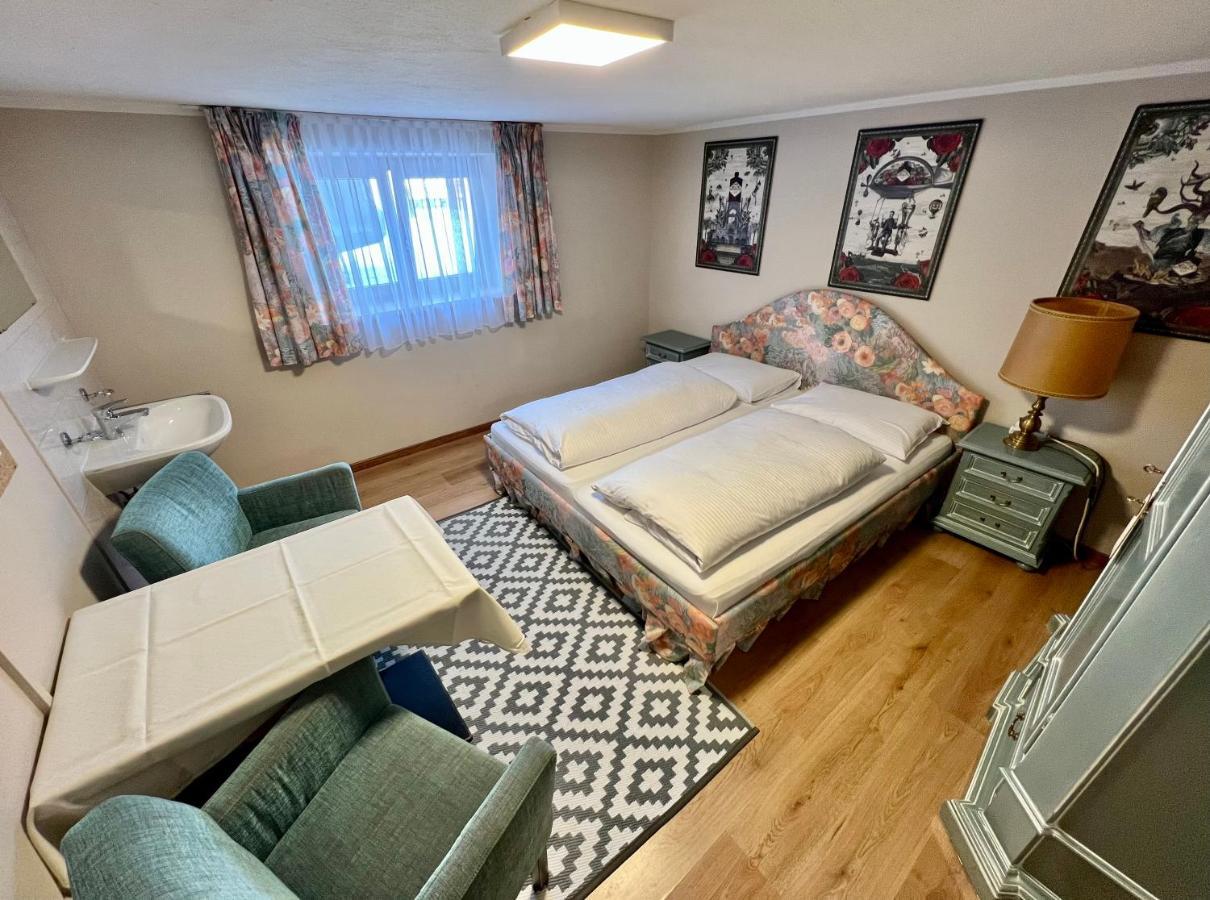 Large Double Room with Shared Bathroom - Souterrain,1325646451:JPEG