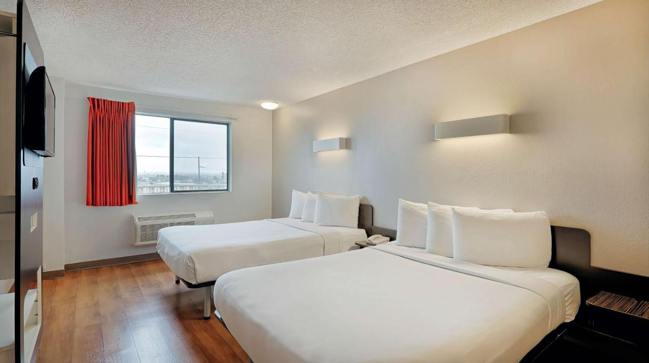 2 Full Beds 