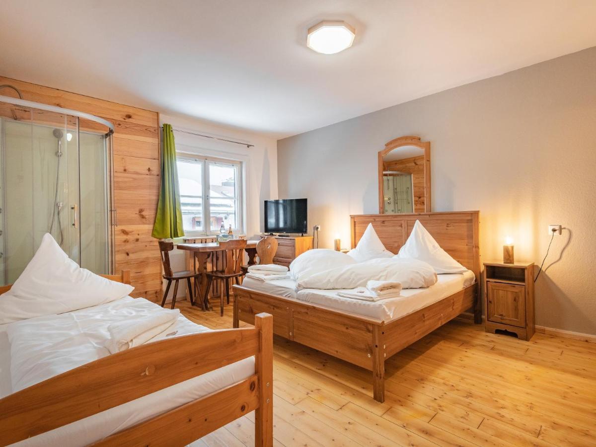 Dreibettzimmer mit Dusche